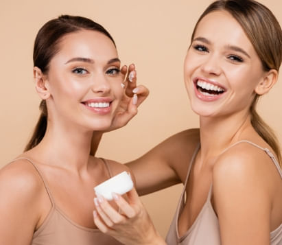 Maquillaje, skincare y productos de belleza para un look radiante